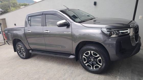 TOYOTA HILUX 2.8 D-4D TURBO DIESEL CD SRX 4X4 AUTOMÁTICO
